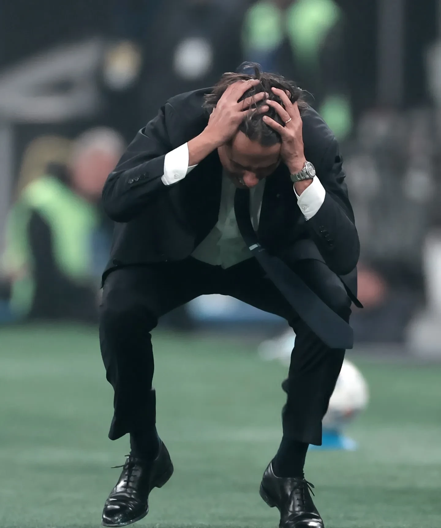 爱游戏体育-罗马发布备战花絮，关键时刻绝杀压哨，德国杯任务艰巨，临场指挥获称赞(足球临场升盘说明什么)