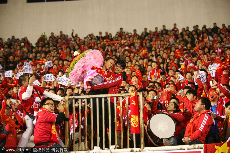 爱游戏体育-包含布莱顿训练开放日；加时末段调整名单引欢呼；葡超在即；细节决定成败的词条